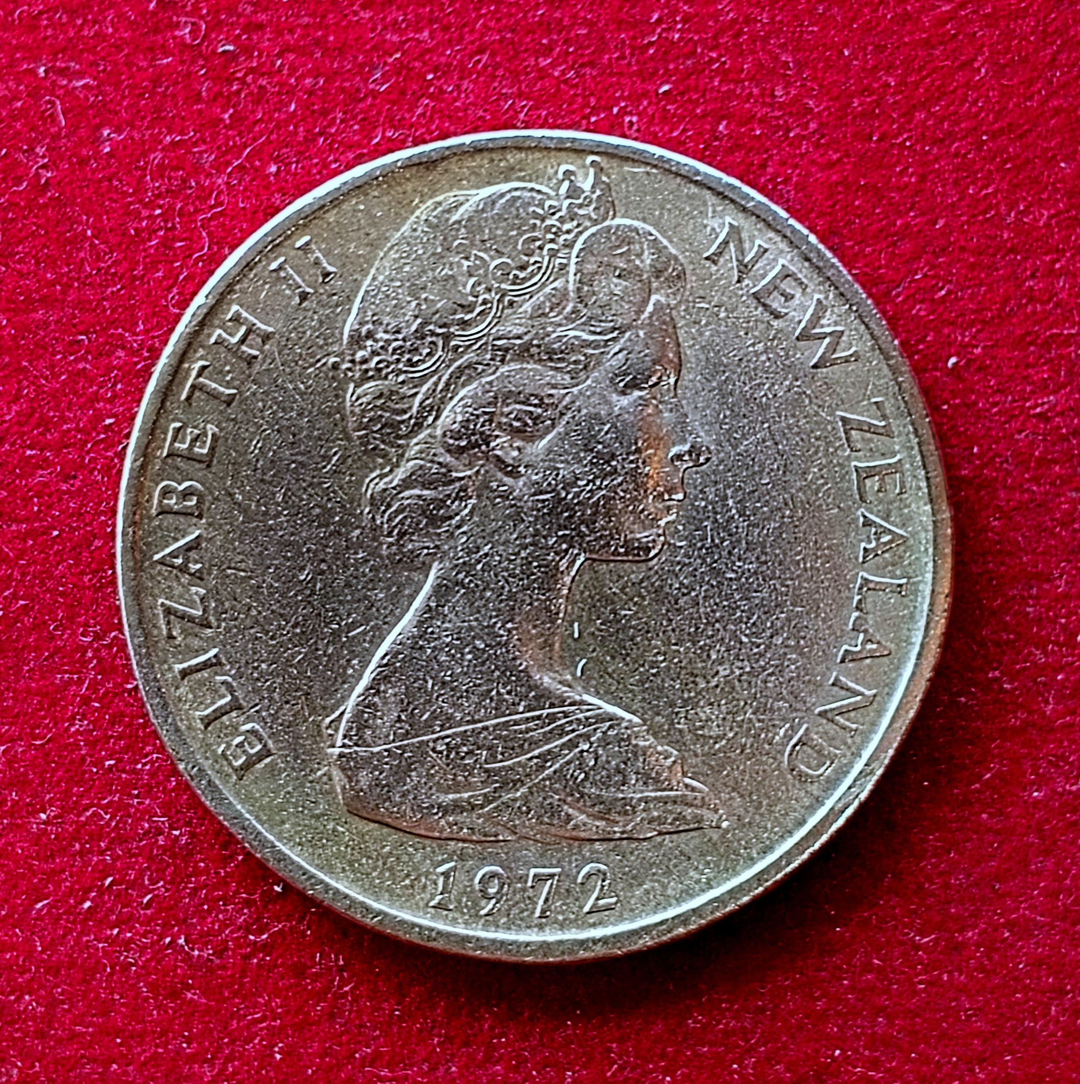 New Zealand 50 Cents - Elizabeth II 2006 Coin (Diameter - 31.75 mm)