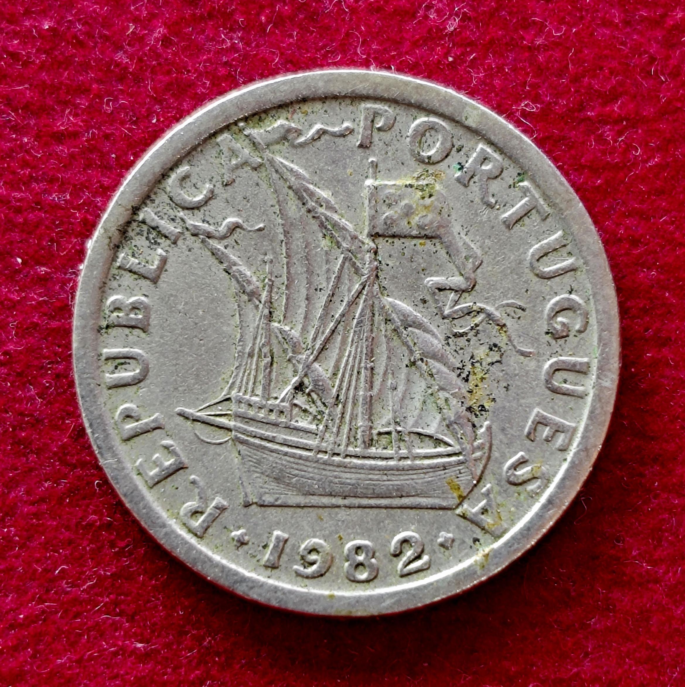 Portugal 2.50 Escudos 1982 Coin