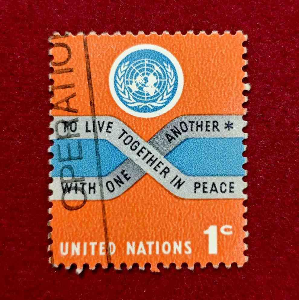 Stamp :- United Nations 1955 – 3¢ “To Live Together in Peace” Charter Principle Commemorative Stamp (UN Emblem & Ribbon Design)