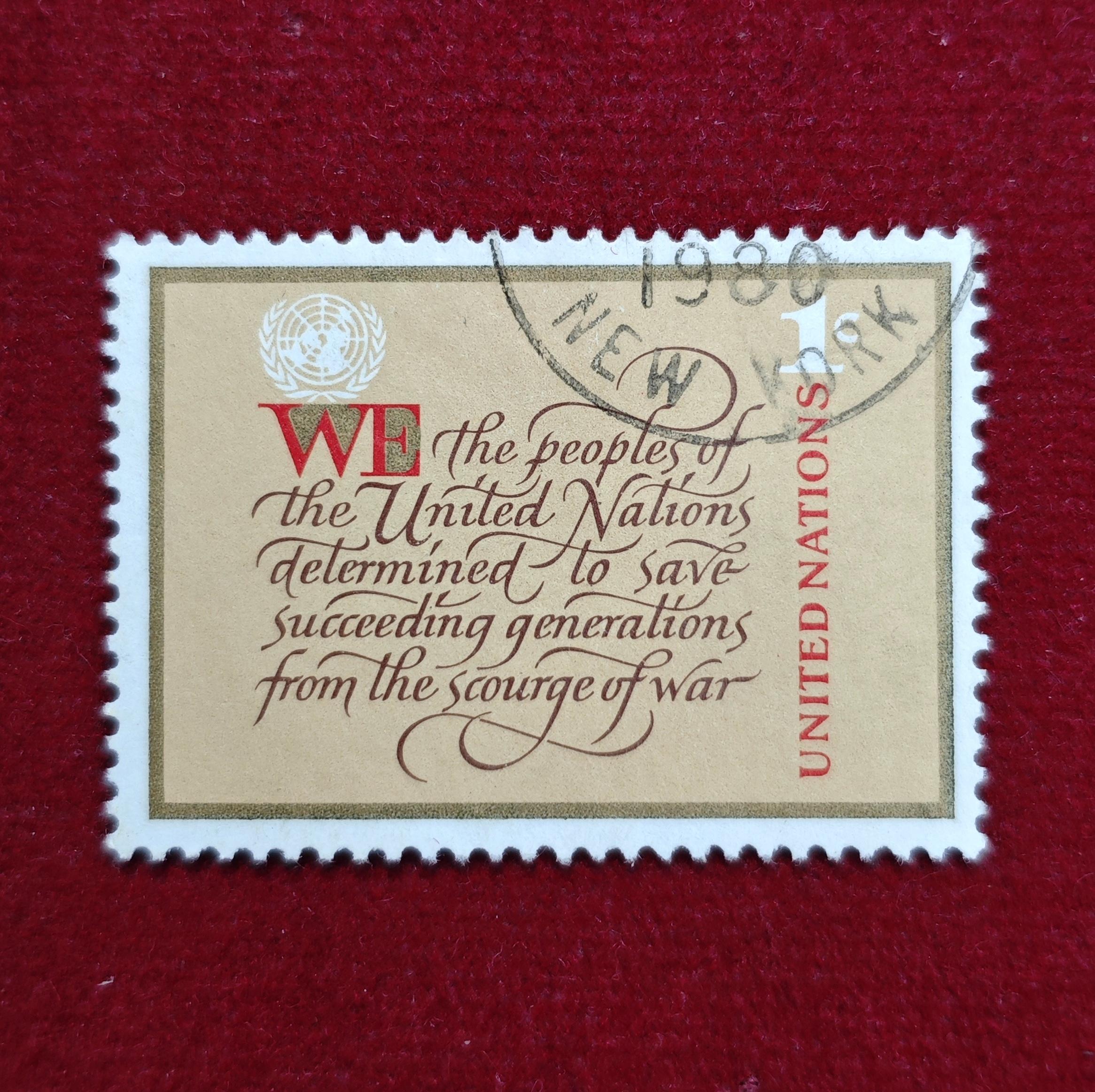 Stamp :- United Nations 1¢ “Preamble of the UN Charter” Definitive Stamp – WE the Peoples, Beige & Red (1951 Issue)