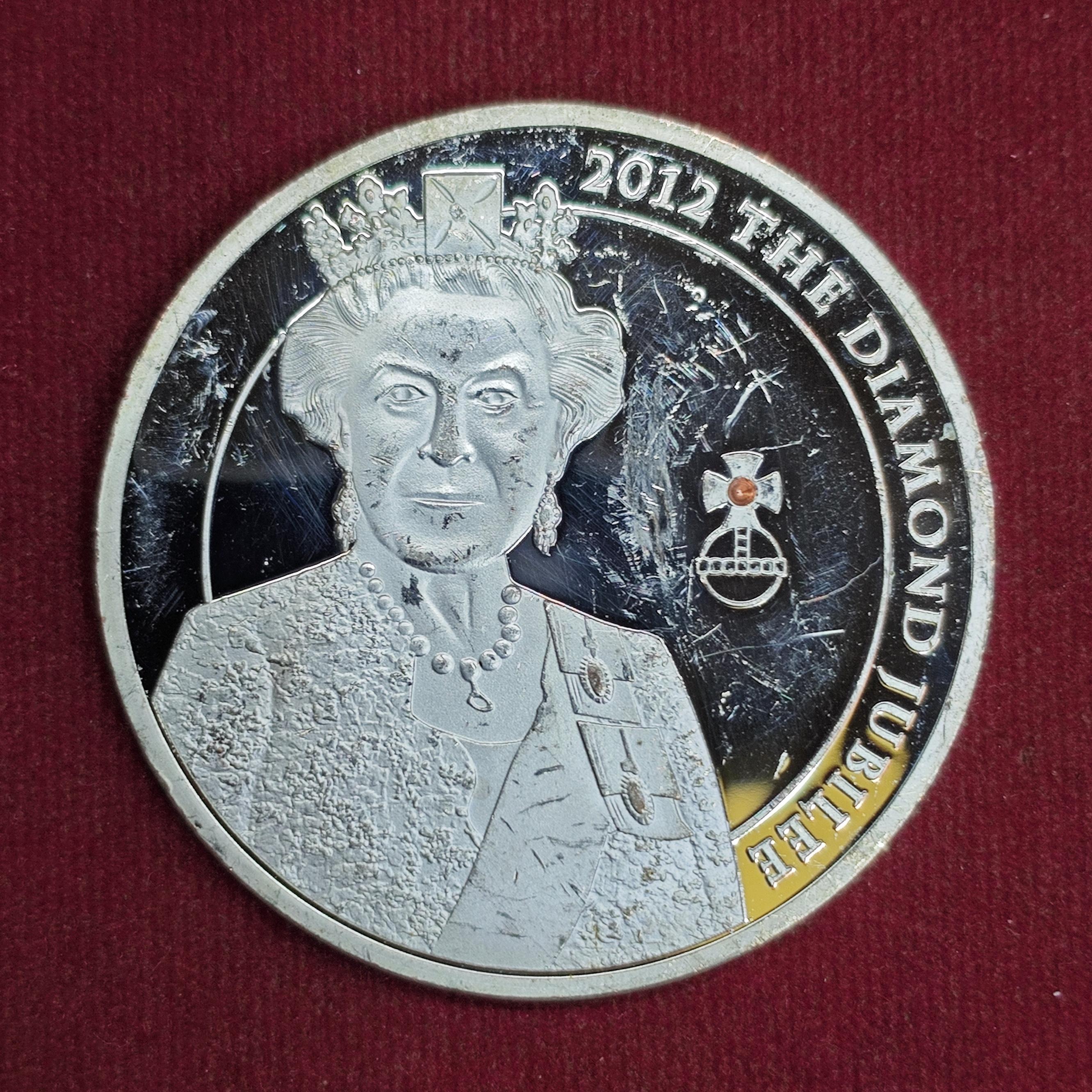 Queen Elizabeth II Diamond Jubilee 2012 Commemorative Medallion – UK Royal Collectible Coin “The Queen’s Diamond Jubilee” (50mm)