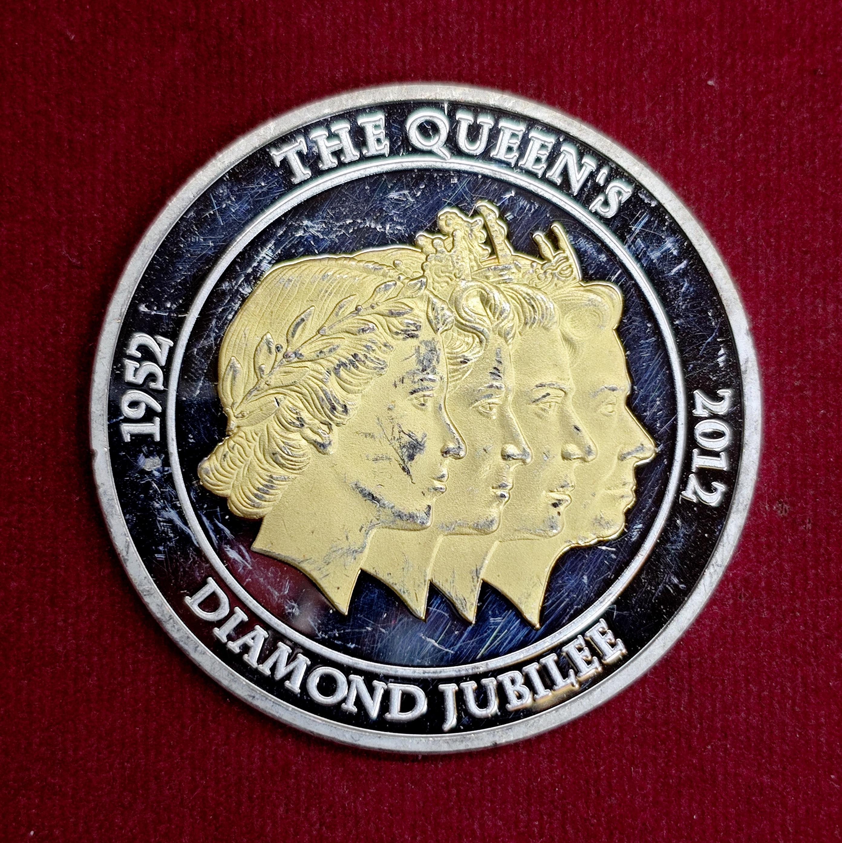 Queen Elizabeth II Diamond Jubilee 2012 Commemorative Medallion – UK Royal Collectible Coin “The Queen’s Diamond Jubilee” (50mm)