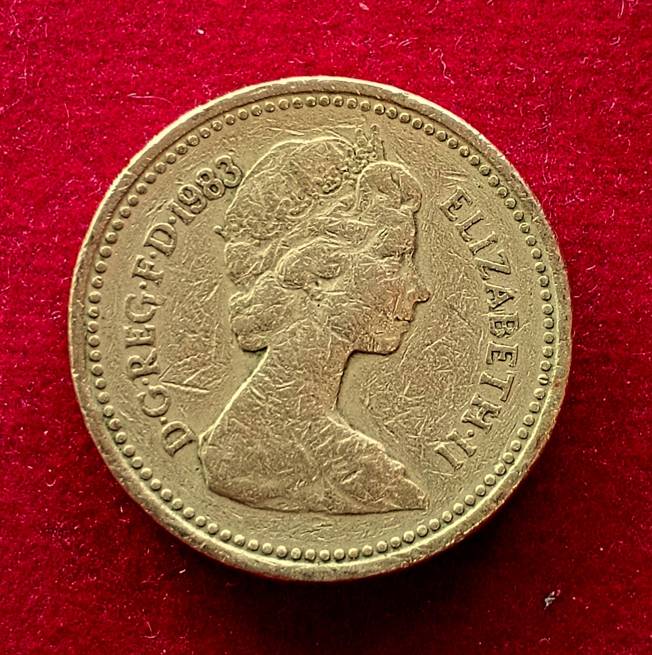 United Kingdom (UK) 1 Pound – Elizabeth II 1983 Royal Arms Coin